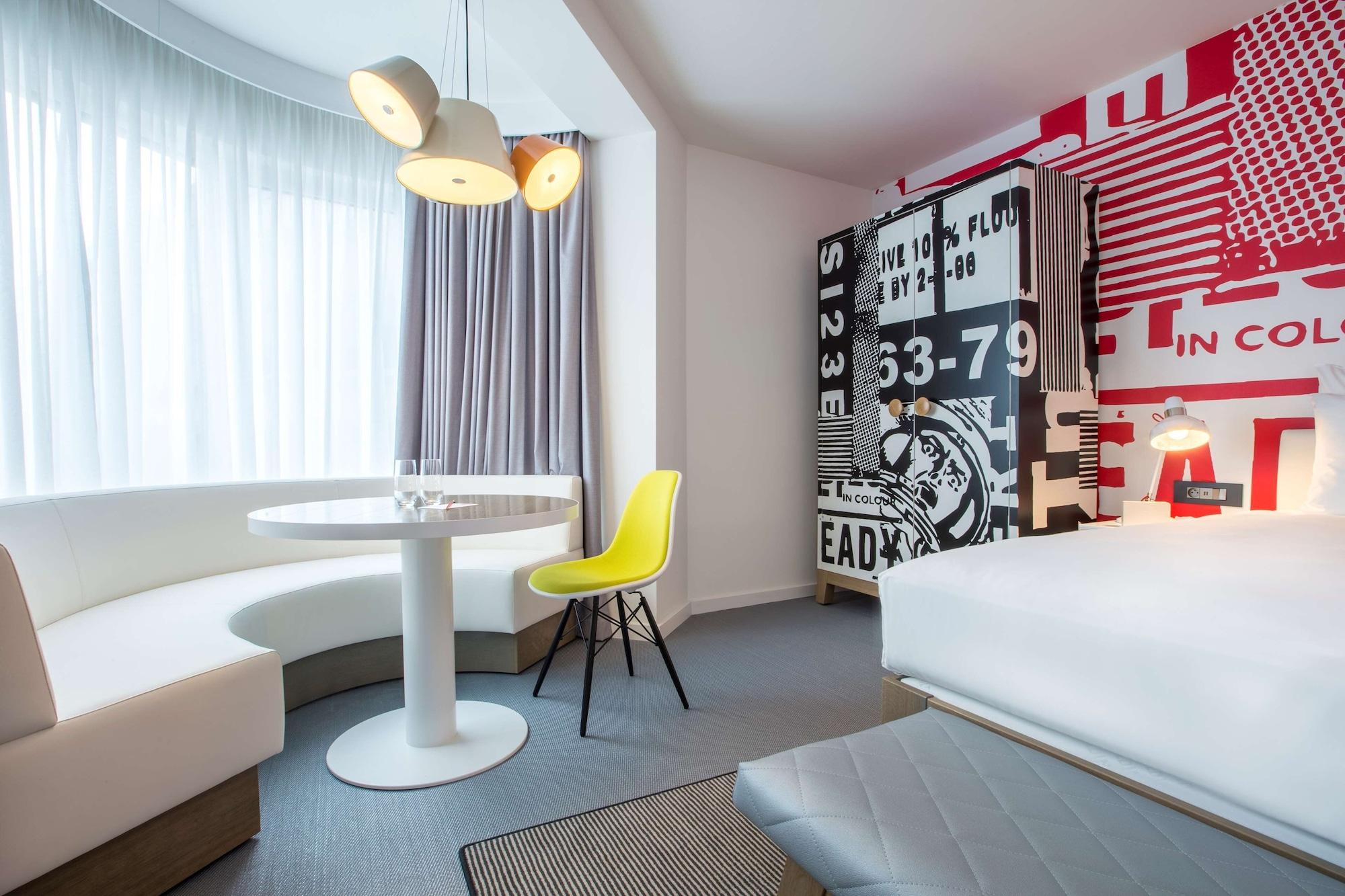 Radisson Red Brussels Hotel Ixelles ภายนอก รูปภาพ