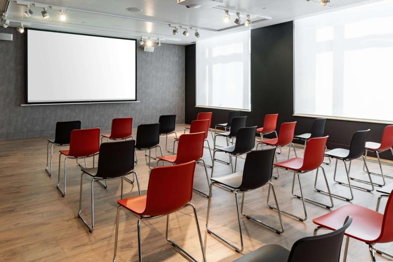 Radisson Red Brussels Hotel Ixelles ภายนอก รูปภาพ